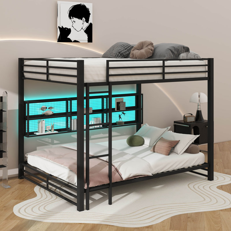 Lit superposé en métal au-dessus d'un grand lit en métal, avec supports de rangement et éclairage