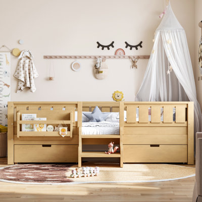 Lit simple pour enfant avec tablettes intégrées et tiroirs de rangement, escalier de sécurité et garde-corps, naturel clair