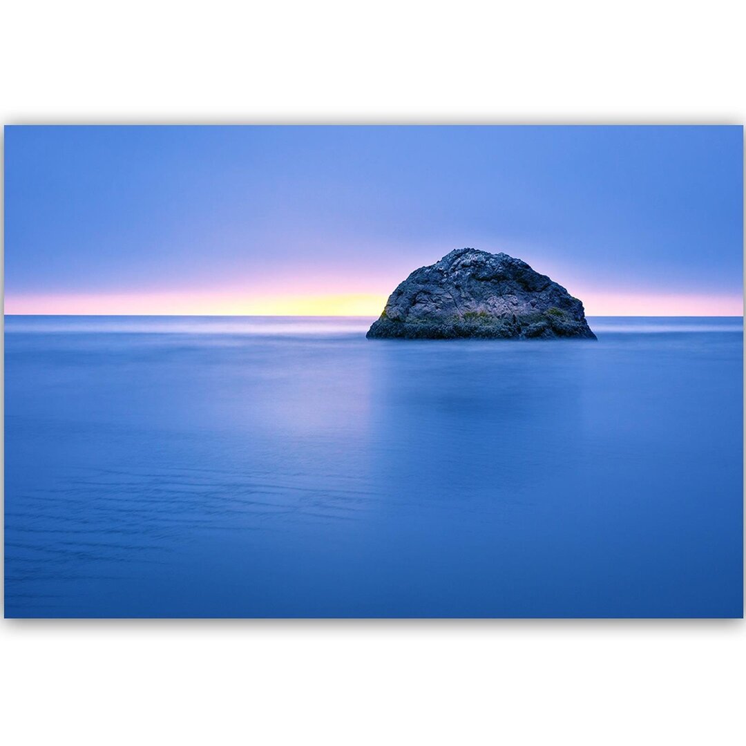 Leinwandbild Ein Fels im Meer in der Abenddämmerung 4