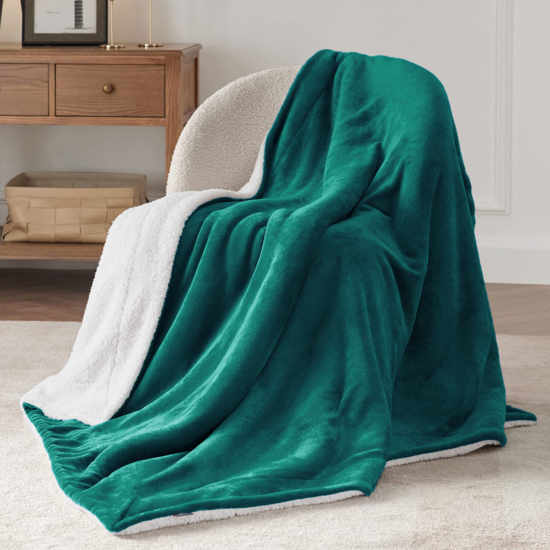 Bedsure GentleSoft™ Sherpa Blanket – Thick All-Season Warm Bed Blanket – Ideal Gift for College Students, Queen, Forest Green