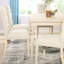 Table fonctionnelle avec porte-collation en bois au fini blanc câblé pour savourer de délicieuses gâteries