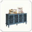 Buffet antique avec sculptures florales, pieds en bois massif, poignées en laiton et rangement