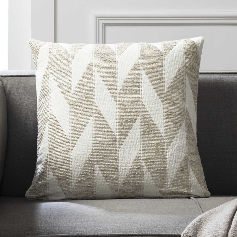 Coussin décoratif taupe Tahara Home Amelia, 20 po x 20 po