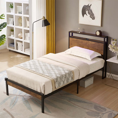 Base de lit plateforme en métal durable avec tête de lit en bois, ports USB et rangement sous le lit pour un confort et une commodité modernes