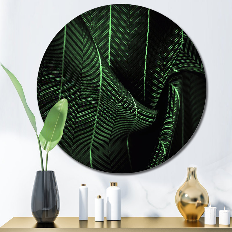 Tissu en soie vert foncé avec une fine rayure blanche II - art mural à motif de cercle en métal, H 29 po x l 29 po x P 1 po