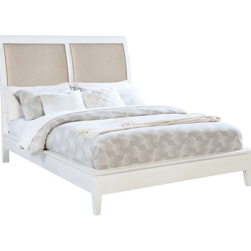 Grand lit à panneau tapissier blanc avec design bord de mer, accents et emplacement stable dans la chambre