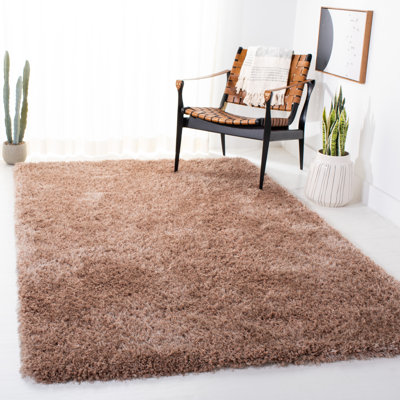 Tapis brun touffeté à la main