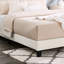 Grand lit tapissier grand format en blanc avec cadre en contreplaqué-118042393