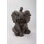 Statue bébé éléphant assis avec trompe vers le haut