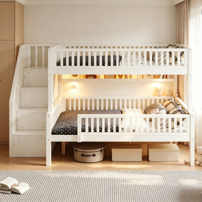 Lit superposé double au-dessus de grand lit double avec escalier de rangement, bibliothèque intégrée à lumière DEL et garde-corps pleine longueur, blanc