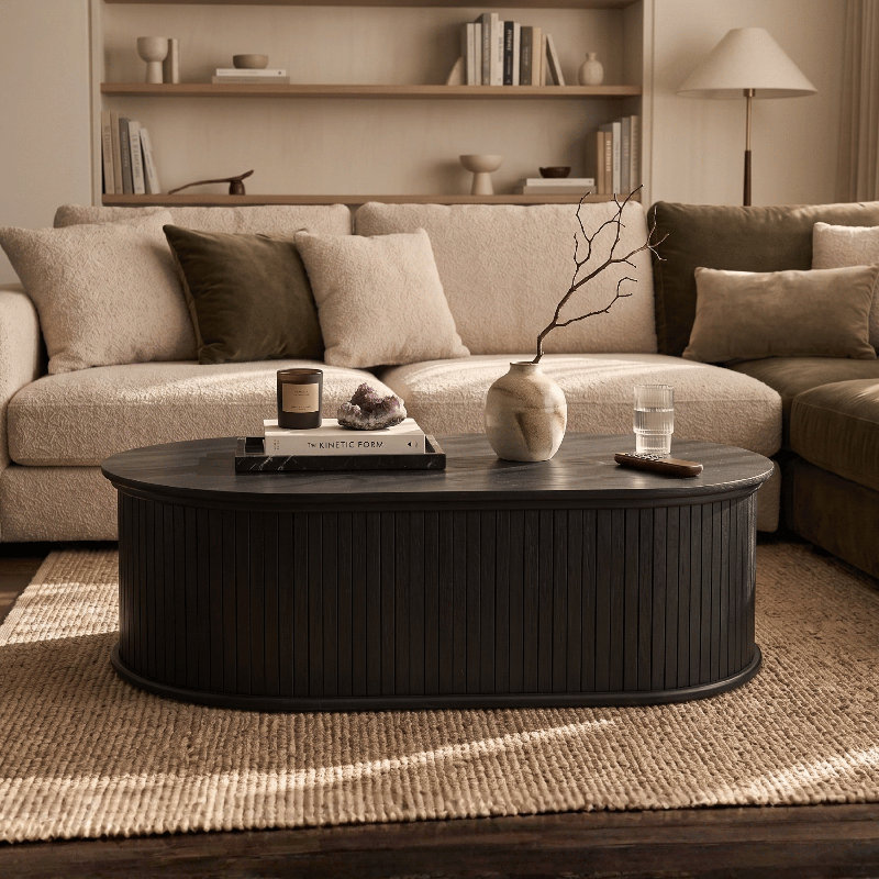 Table basse Stream ovale moderne en bois avec plateau amovible et rangement dissimulé, design à rainures verticales, décoration élégante pour le salon, style minimaliste contemporain pour la maison et le bureau, montage facile, noir brûlé