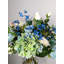 Arrangement mélangé de roses bleues et d'hortensias en soie dans un vase
