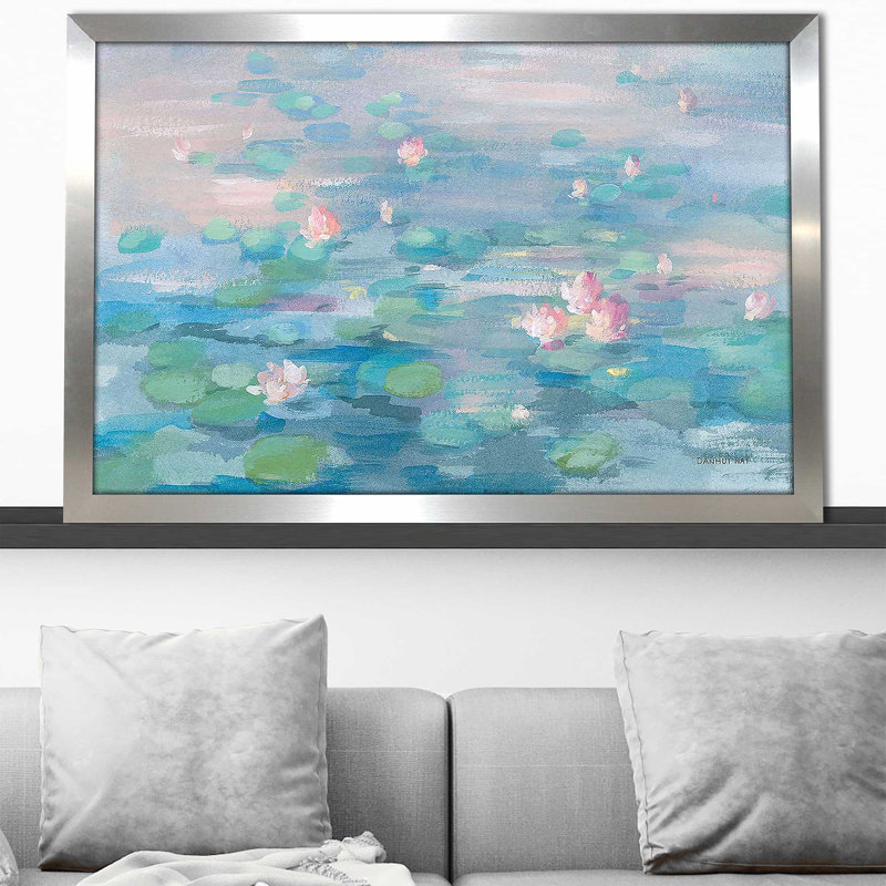«Sunrise Waterlilies Crop» par Danhui Nai - peinture, H 33,5 po x l 49,5 po x P 1 po, Encadrement argenté