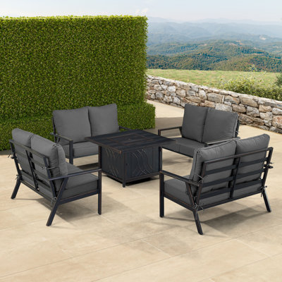 Ensemble de table de foyer en aluminium noir avec quatre causeuses profondes