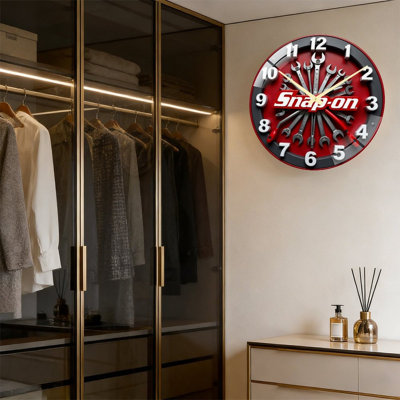 Horloge murale industrielle à outils avec une finition rouge-noire classique, des clés métalliques disposées et des marqueurs argentés. Mouvement à quartz silencieux, couvercle en verre trempé. Décoration parfaite pour le garage, l'atelier et le garage.