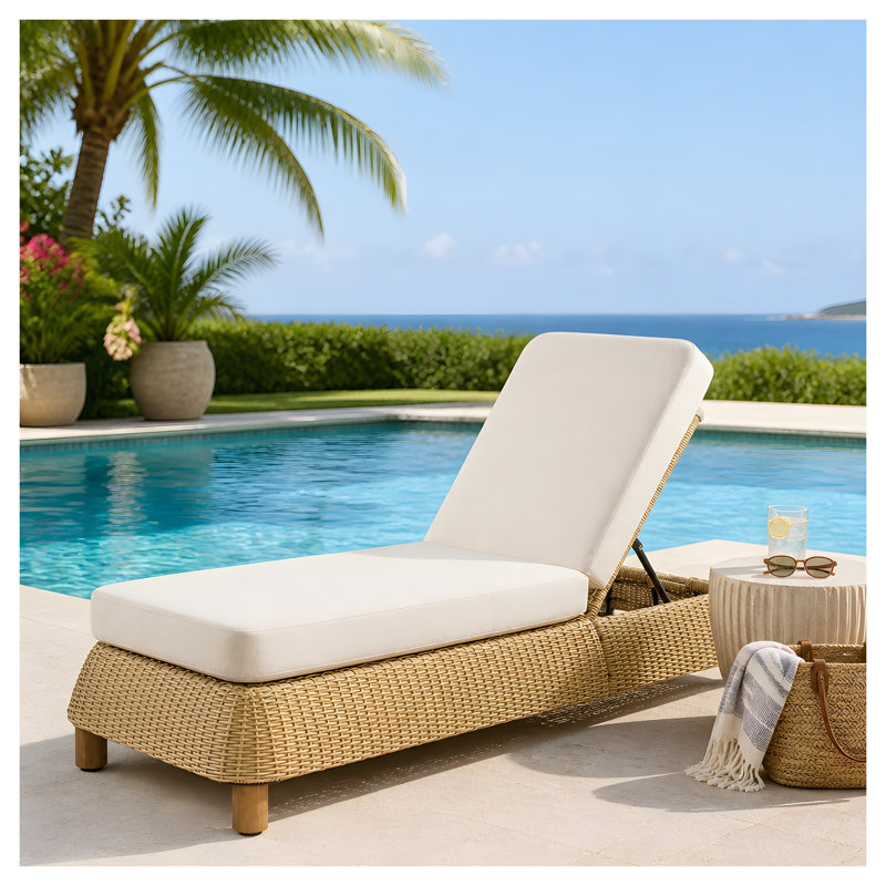 Chaise longue d'extérieur réglable en résine tressée avec coussin beige, fauteuil inclinable de style rotin naturel pour terrasse et piscine.