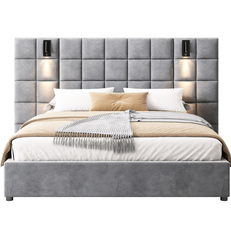 Grand lit tapissier en velours gris, lampe de lecture avec tête de lit confortable sans accessoires supplémentaires