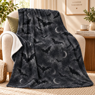 Couverture de chauve-souris avec ciel étoilé et croissant de lune, jeté en flanelle anthracite à motif céleste et nuages ​​étoilés, idéal pour le canapé, le lit, les voyages et la décoration d'Halloween, 76 x 102 cm