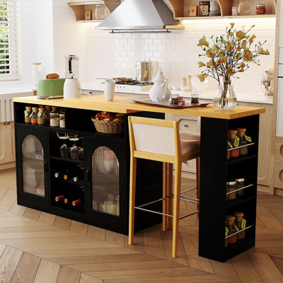 Buffet extensible et îlot de cuisine avec prises de courant, portes en verre rainuré, tablettes de rangement ouvertes, porte-bouteilles