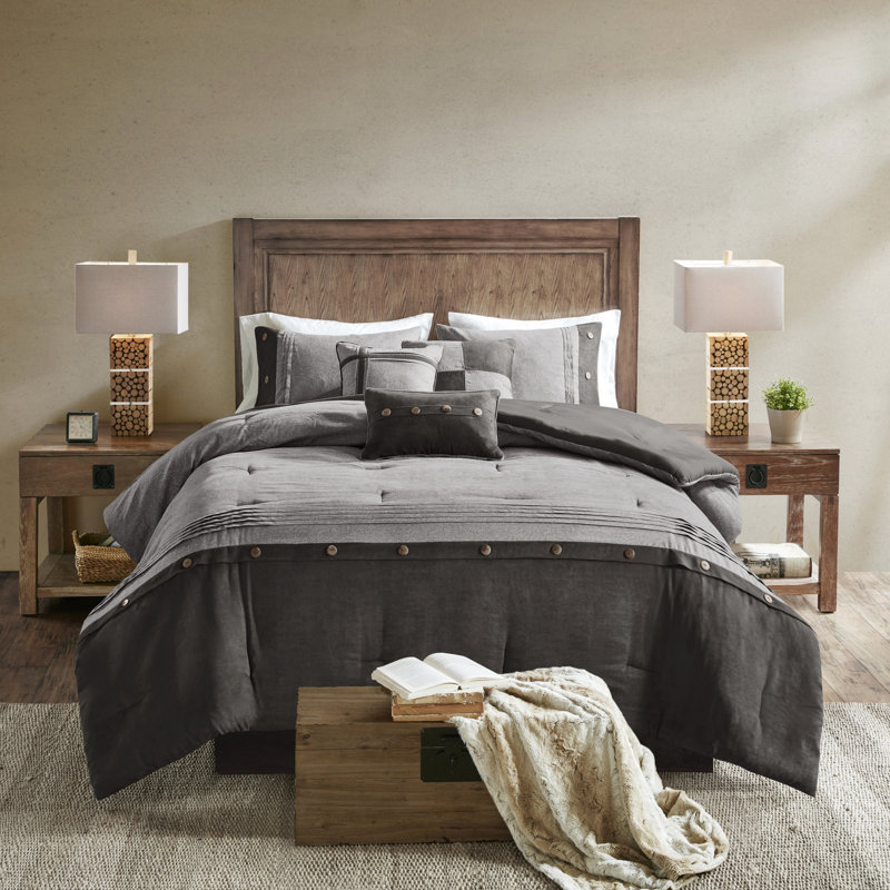 Couette 7 pièces en suédine grise pour lit king size avec détails brodés et coussins décoratifs imprimés doux