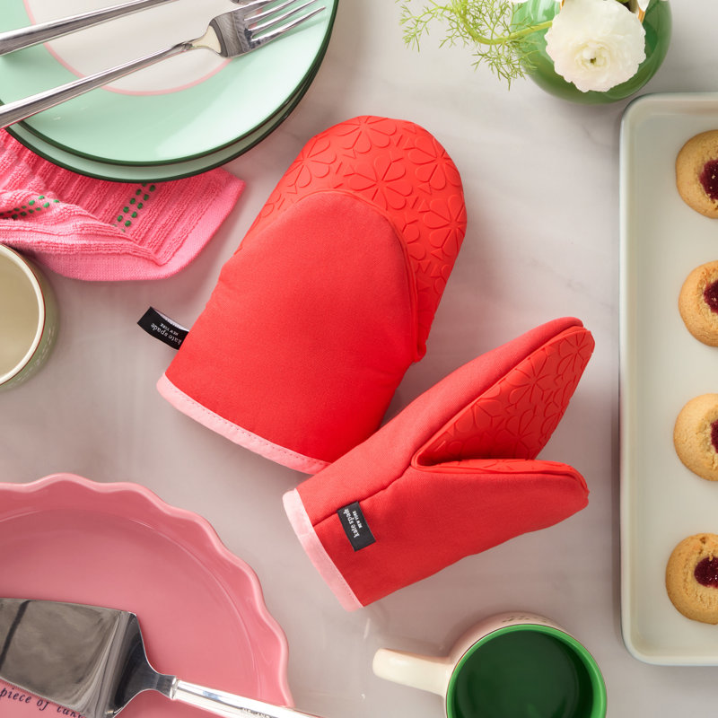 kate spade new york spade flower soft silicone mini oven mitt 2-pack set, 5.5"x8", Red/Pink