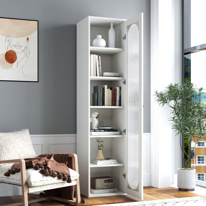 Armoire de rangement verticale haute avec porte vitrée et six étagères pour un salon bien organisé.