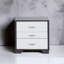 Table d'appoint blanche et noire