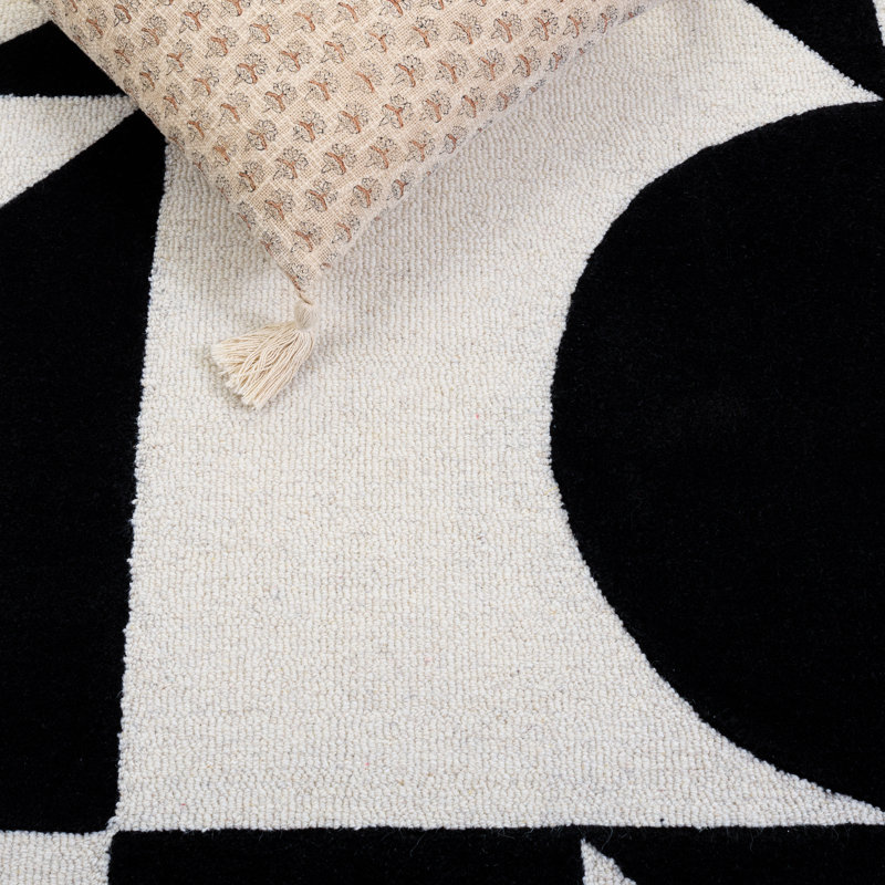 Rodeo Drive 857 Area Rug In Ivory / Black, Runner 2'3" x 8'