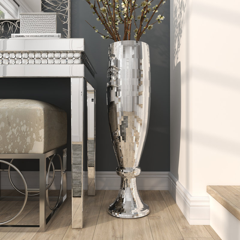Grand vase en forme de flûte de champagne argenté avec incrustation de miroir en mosaïque, H 33 po x l 9 po x P 9 po