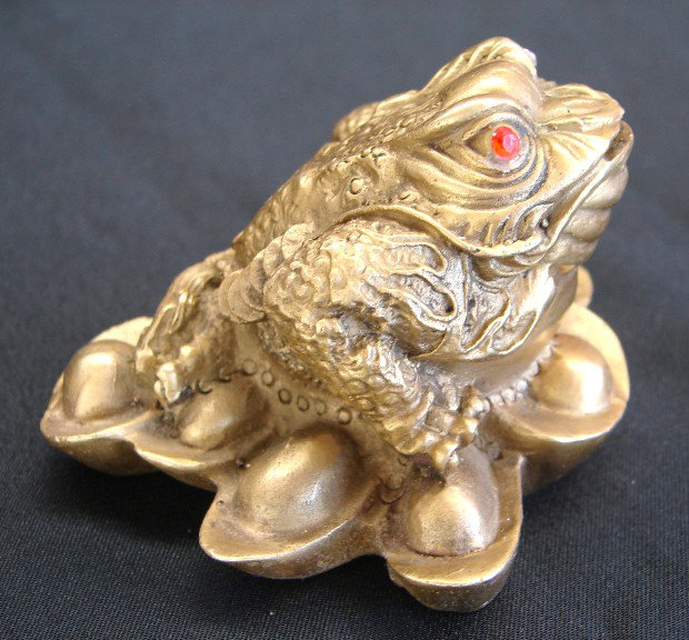 Figurine crapaud à 3 pattes