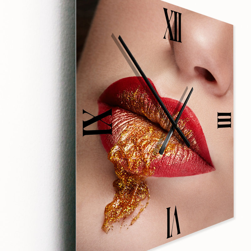 Gros plan sur les lèvres avec horloge murale, Moyen
