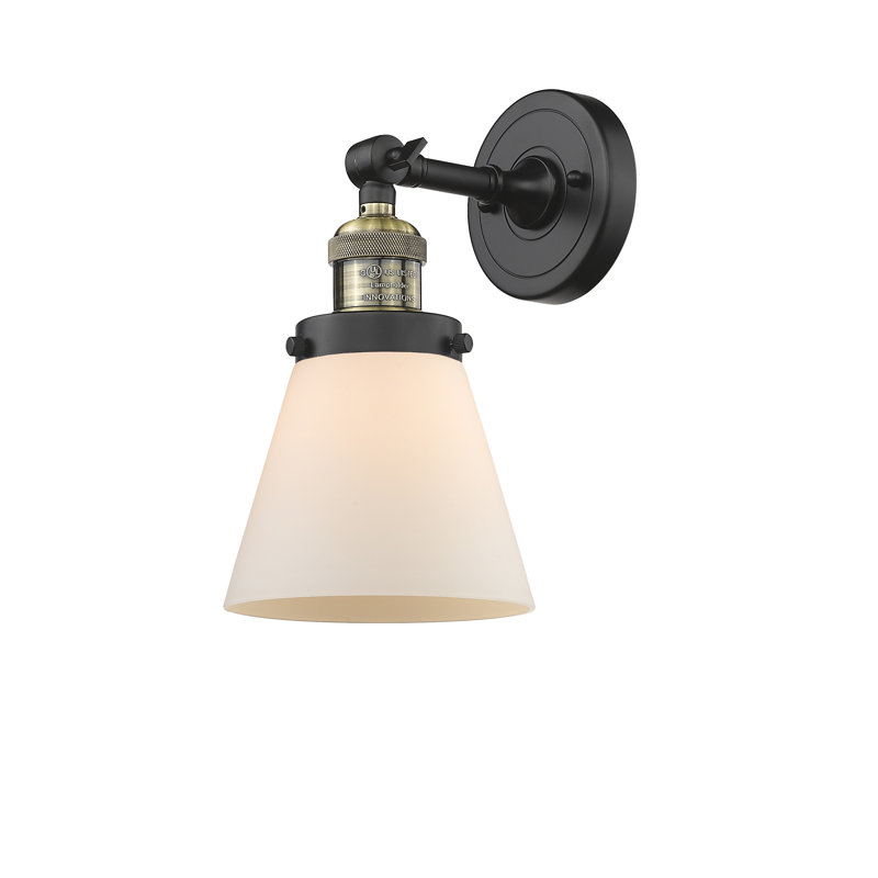 Applique murale 1 lumière Cone, Boîtier blanc mat, Ampoule à DEL rétro de 6 watts, Laiton antique noir