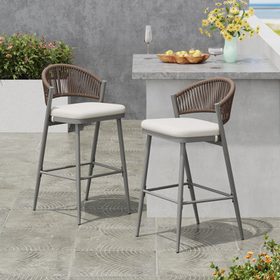 Tabourets de bar d'extérieur à structure en métal de hauteur d'assise 30,25 po avec dossier en forme de feston en rotin PE, ensemble de 2, gris mat