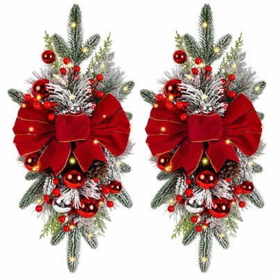 Lot de 2 guirlandes lumineuses artificielles en forme de larme pour porte d'entrée, décorées de flocons de neige, d'un nœud rouge, de baies rouges, de pommes de pin et de boules. Décoration hivernale pour murs, fenêtres et porches.