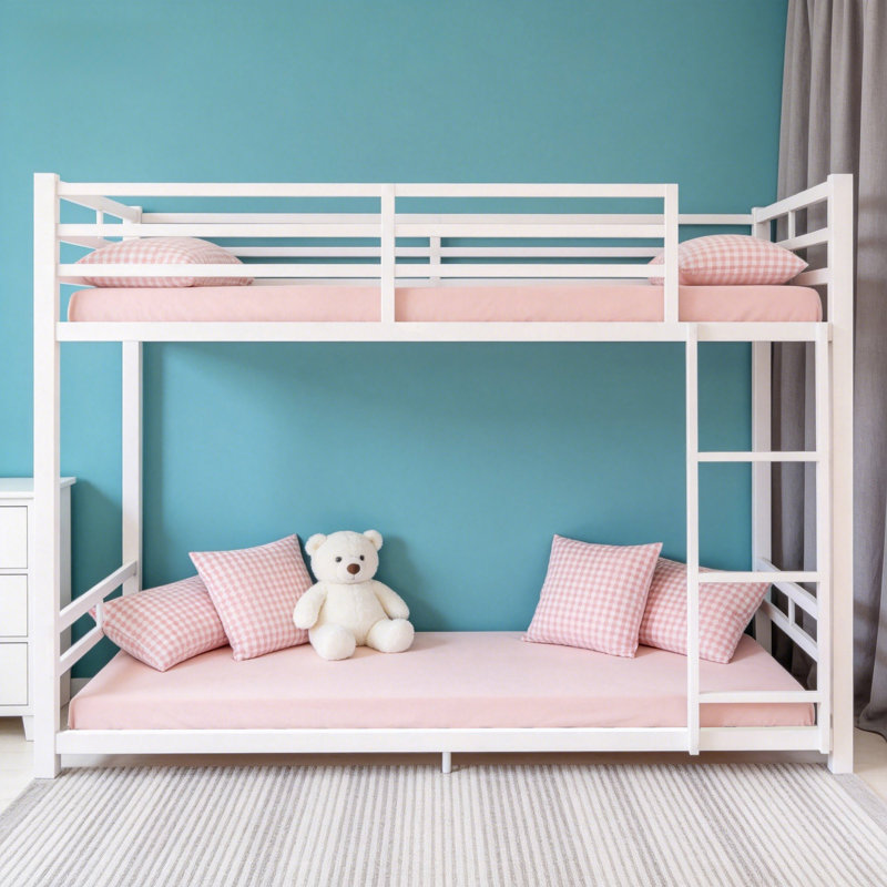 Lit superposé simple au-dessus de simple avec échelle intégrée, structure en métal blanc robuste, barrières de sécurité très hautes, lit peu encombrant pour la chambre à coucher