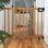 La barrière de sécurité en bois pour bébé de la série 48W Stairway, convient aux ouvertures de 30 à 48 po de largeur, pour les portes et les escaliers, et porte de 32 po de hauteur pour bébé et animal de compagnie - Brun