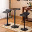 Table de bar ronde avec pieds et base en métal, jumelée à des tabourets de bar réglables en cuir reconstitué pour un ensemble de bar complet