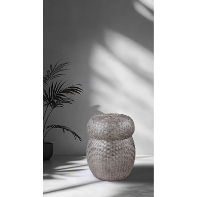 Tabouret gris en fer