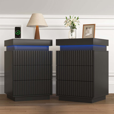Ensemble de 2 tables de chevet noires avec station de charge, lumières DEL et rangement dissimulé, idéales pour les chambres à coucher et les salons modernes.