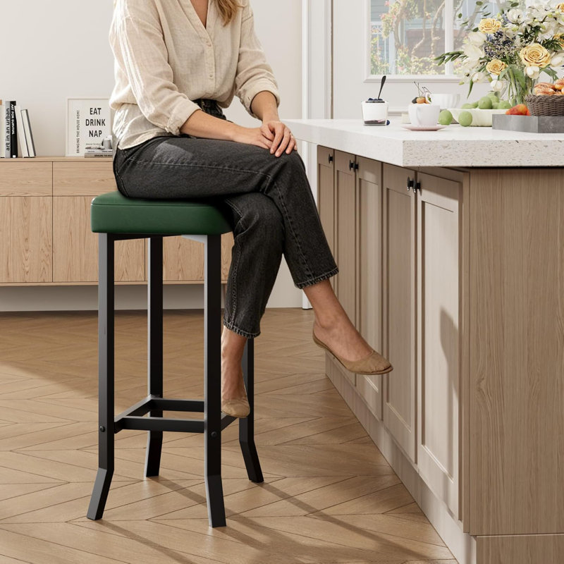 Tabourets de bar modernes à hauteur de comptoir, siège rembourré en similicuir, pieds en métal asymétriques, compacts pour les petits espaces, montage facile, verts, ensemble de 2