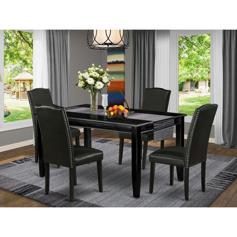 L'ensemble de table de salle à manger 5 pièces comprend une table de cuisine rectangulaire et 4 chaises Parsons en similicuir