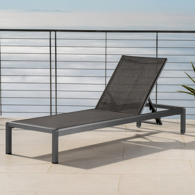 Fauteuil de détente confortable en filet gris et dossier réglable pour l'extérieur