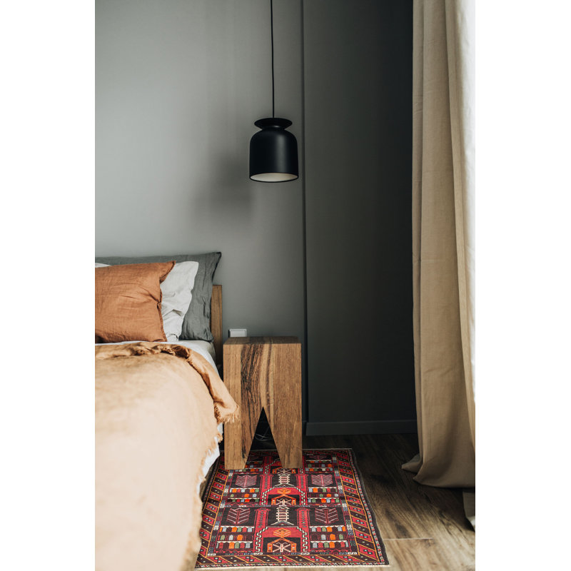 Tapis noir Teimani 2 pi 9 po x 4 pi 8 po