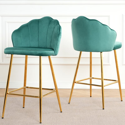 Deux chaises de bar en velours en forme de coquillage avec pieds en métal doré. Convient pour un café, un bar ou un restaurant. Conception ergonomique pour soulager l'inconfort. Siège éponge épais, courbe gracieuse. Base. Réglable antidérapant
