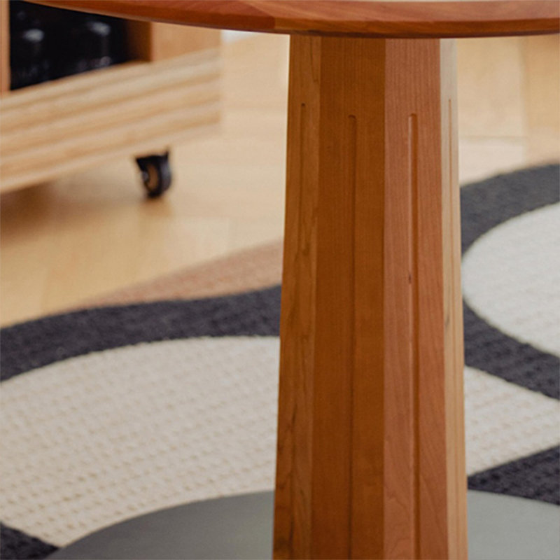 Table ronde chaleureuse en bois massif