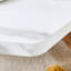Table basse blanche pentagonale artistique de 31 pouces avec surface d'aspect marbre, structure de support triangulaire, capacité de 250 lb pour une utilisation quotidienne