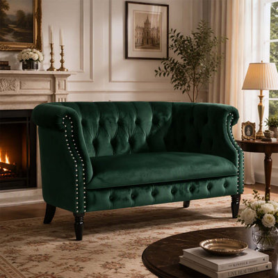 Canapé élégant deux places de style Chesterfield avec capitonnage profond et accoudoirs en volute, parfait pour les espaces de vie classiques et luxueux.