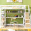 Lit mezzanine simple avec structure en métal, blanc, escalier et rangement pratique - option chambre à coucher blanche avec escalier blanc