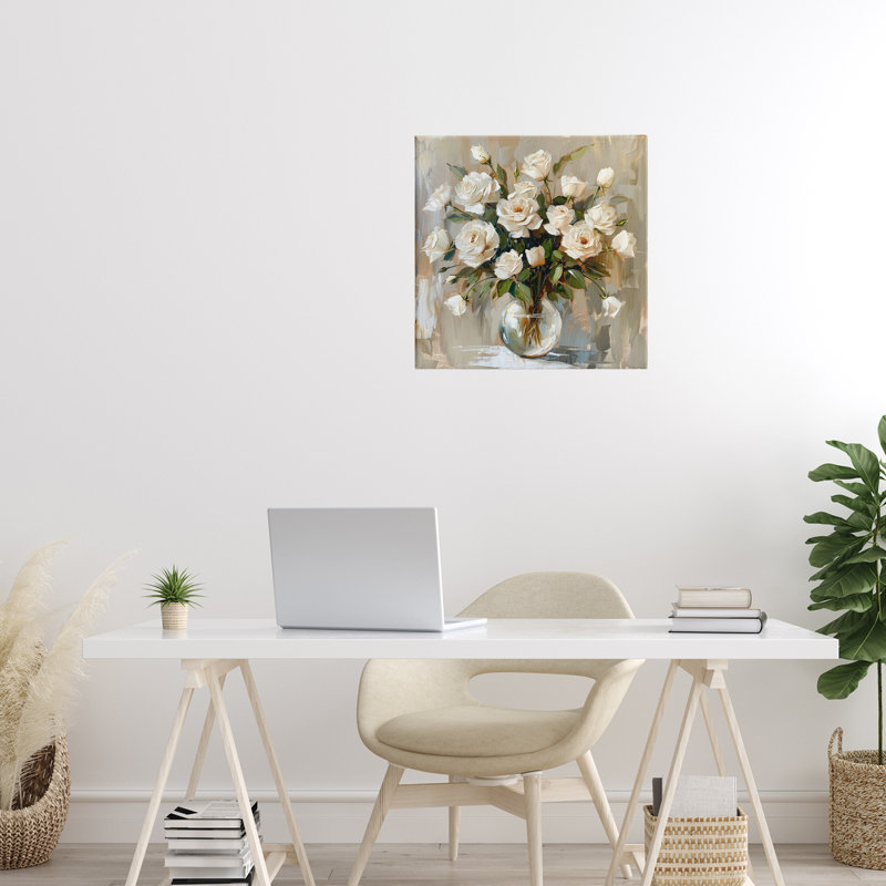 Roses blanches dans une toile de vase, design par LSR Creative Studio, H 17 po x l 17 po