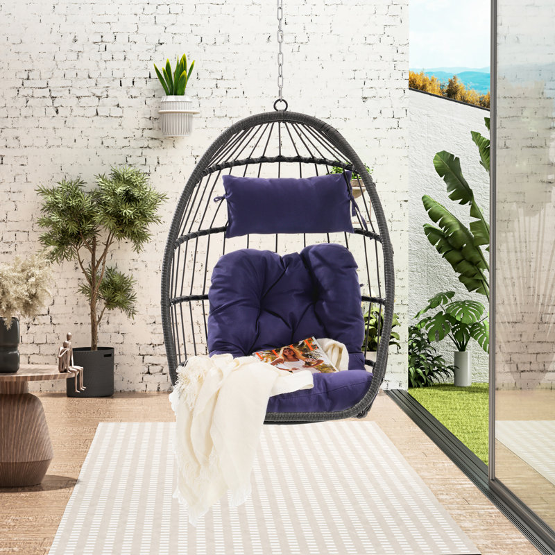 Chaise suspendue d'extérieur bleu foncé, avec coussin confortable et matériaux bleu moderne, structure facile d'entretien